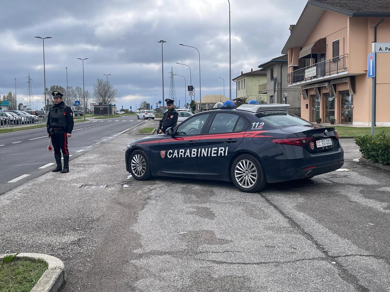 Ambrogio, ruba un cacciavite e riga l’auto: un dispetto all’amico della ex