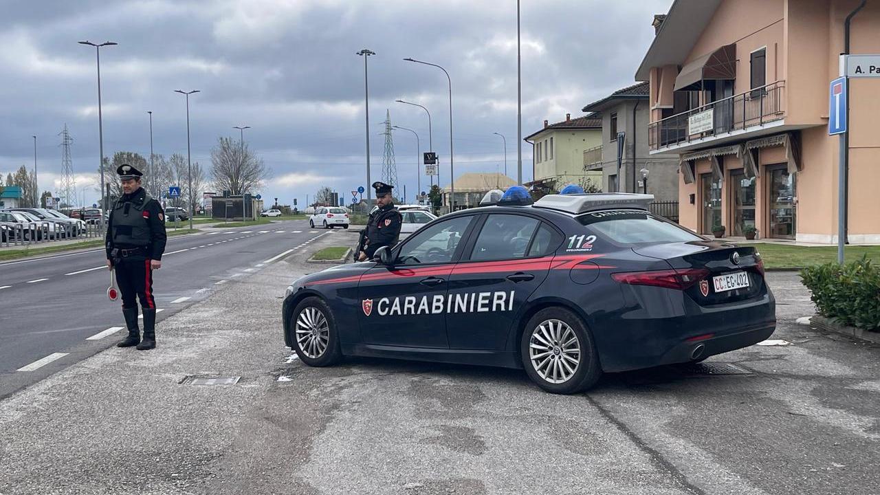 Ambrogio, ruba un cacciavite e riga l’auto: un dispetto all’amico della ex