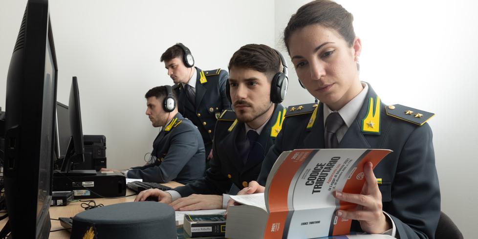 Un controllo della guardia di finanza (foto d'archivio)