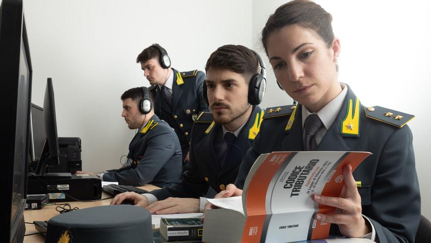 Un controllo della guardia di finanza (foto d'archivio)