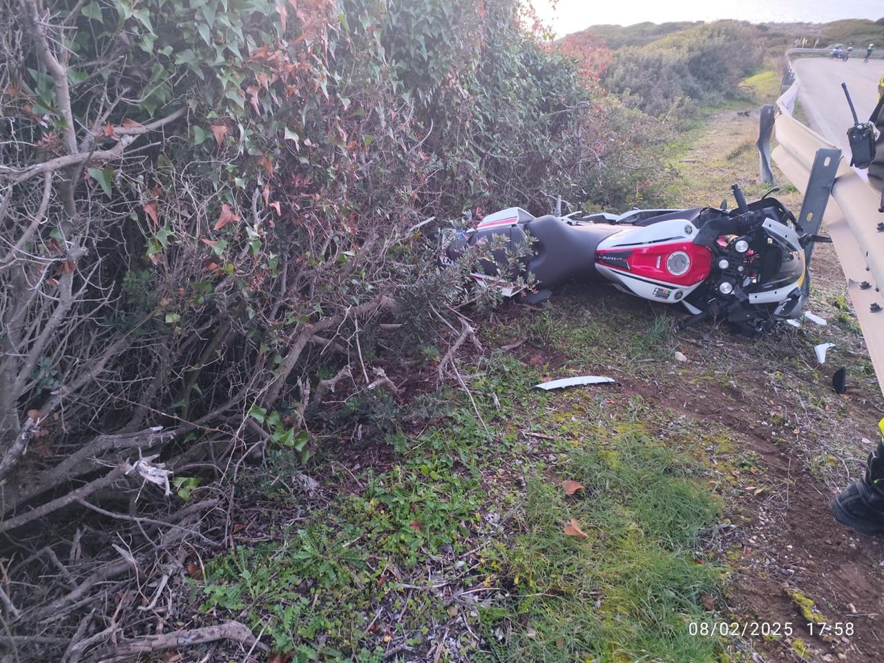Fuori strada con la moto, due giovani in ospedale