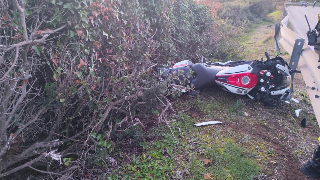Fuori strada con la moto, due giovani in ospedale