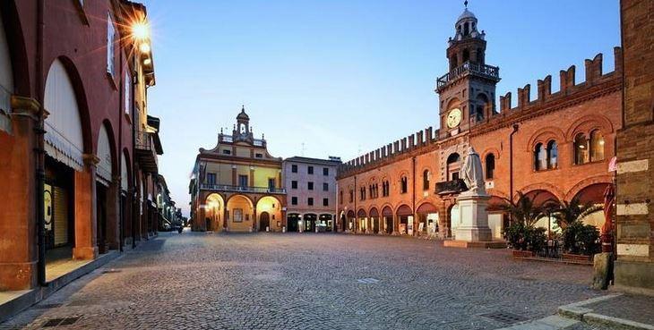 Si denuda e diventa violento, situazione difficile a Cento