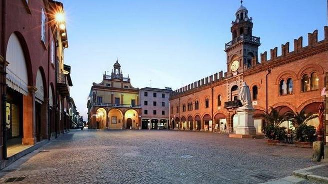 Si denuda e diventa violento, situazione difficile a Cento