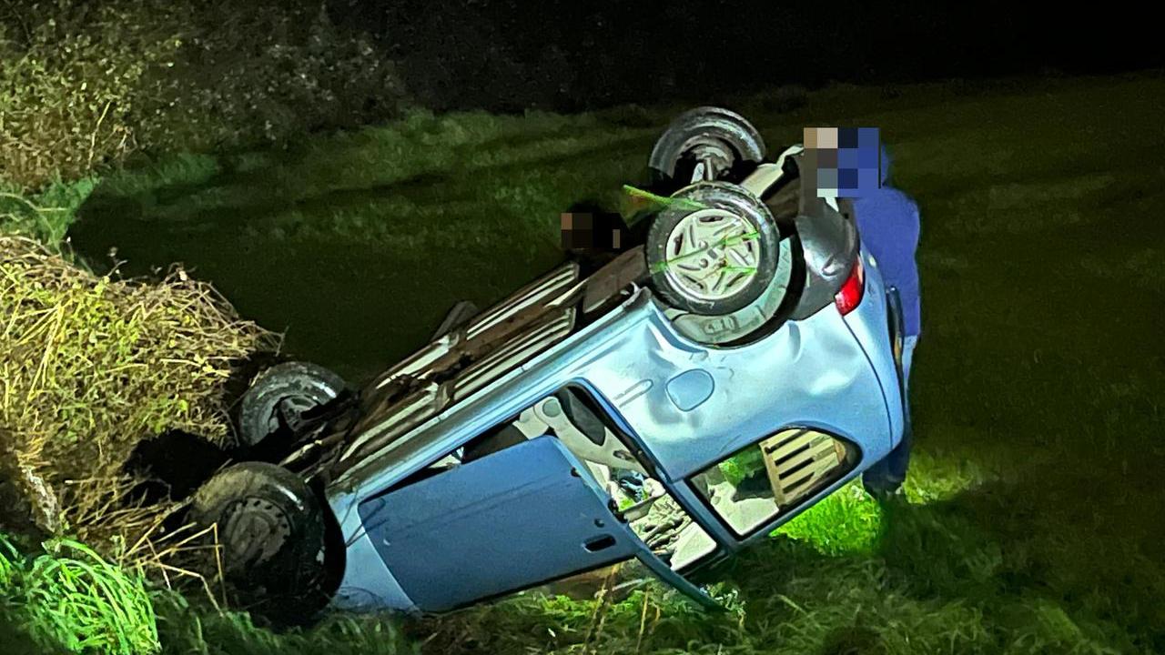 L'auto ribaltata (Foto Stick)