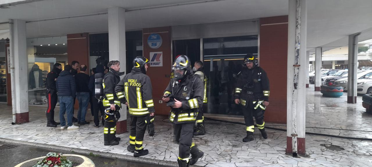 
	Il negozio in cui &egrave; divampato l'incendio

