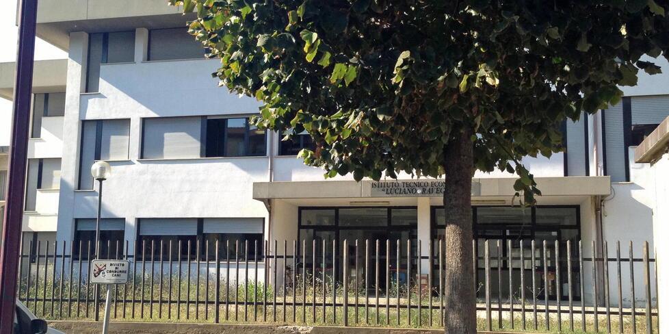 La scuola di Albinia dove la giovane ha accusato il malore