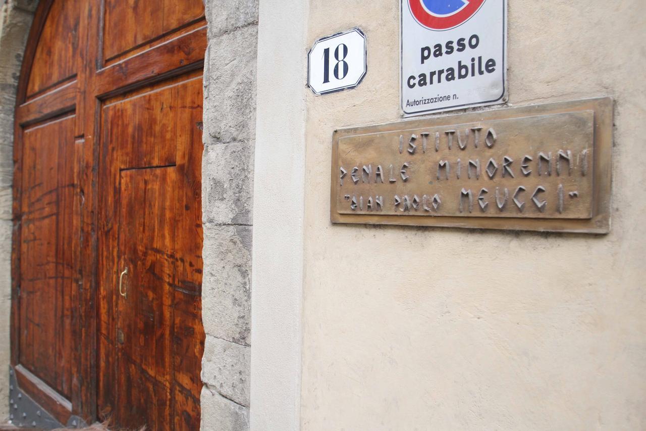 Firenze, fiamme in una cella del carcere minorile: due ragazzi intossicati