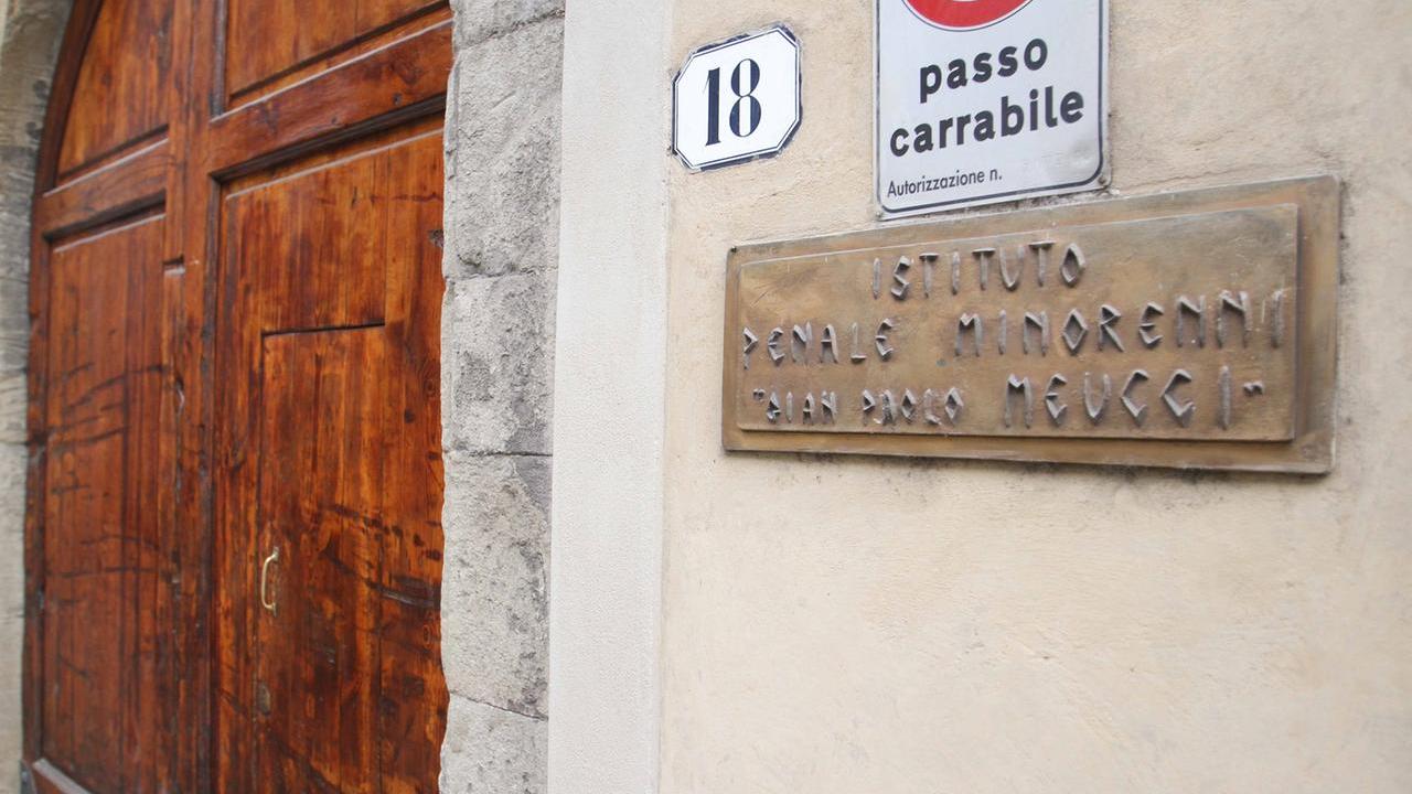 Firenze, fiamme in una cella del carcere minorile: due ragazzi intossicati