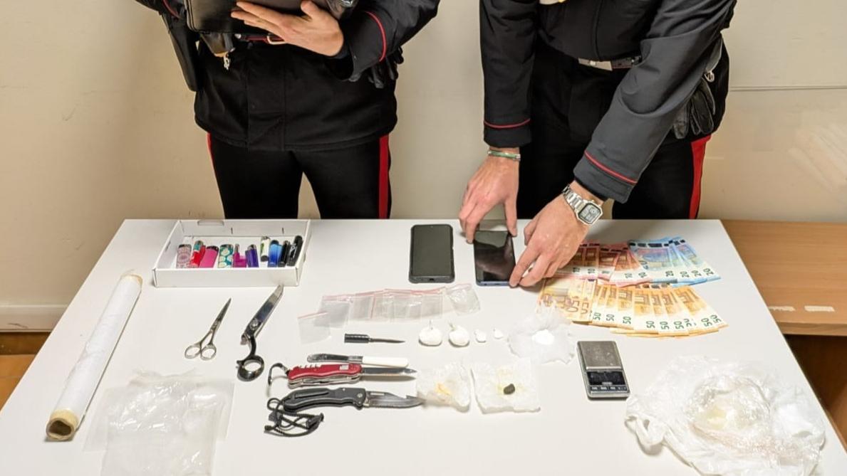 Sorpreso mentre vende una dose di coca, arrestato un 45enne