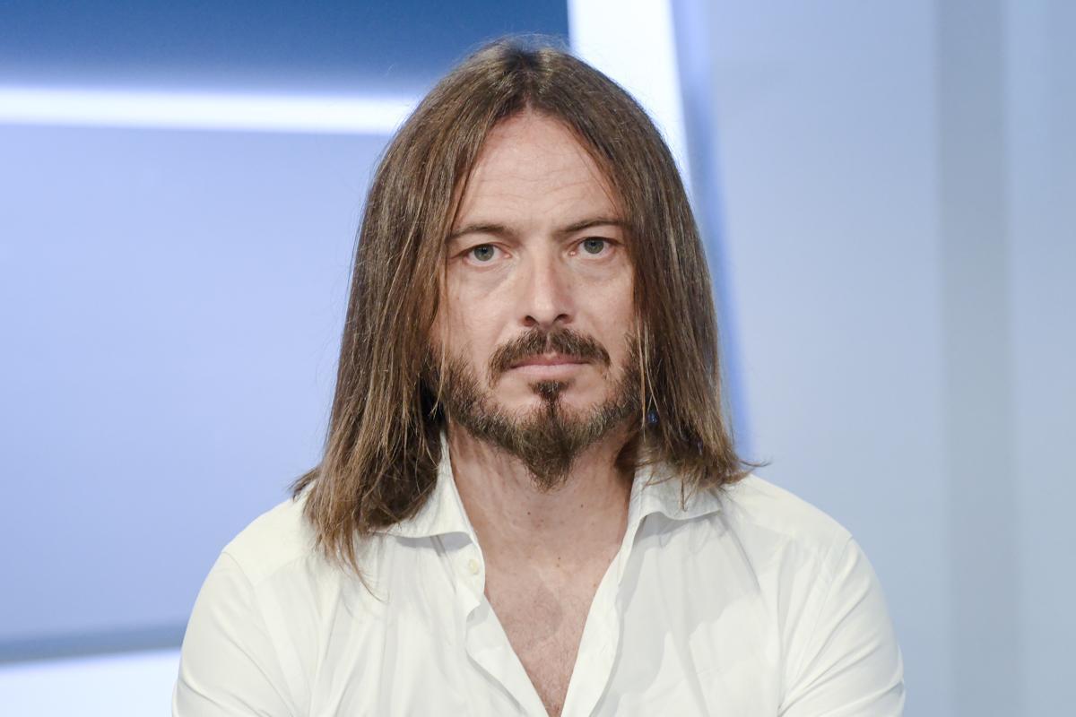 Negato il teatro di Casalgrande al fotoreporter Bianchi, scoppia la polemica: «È censura»