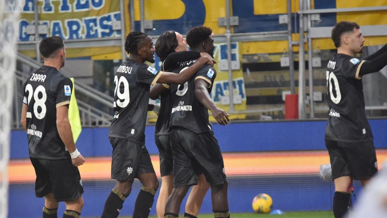 Il Cagliari festeggai la rete (foro di Mario Rosas)