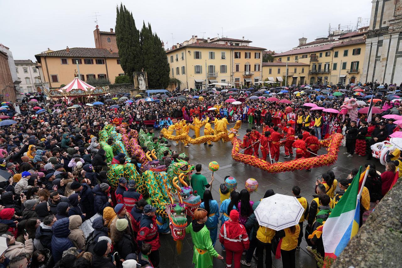 
	La danza del Dragone in piazza delle Carceri (foto Nucci)

