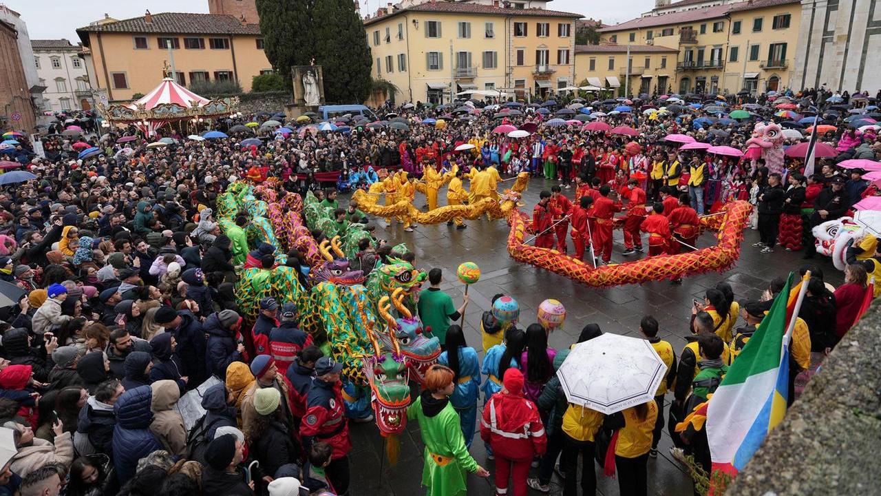 La danza del Dragone in piazza delle Carceri (foto Nucci)