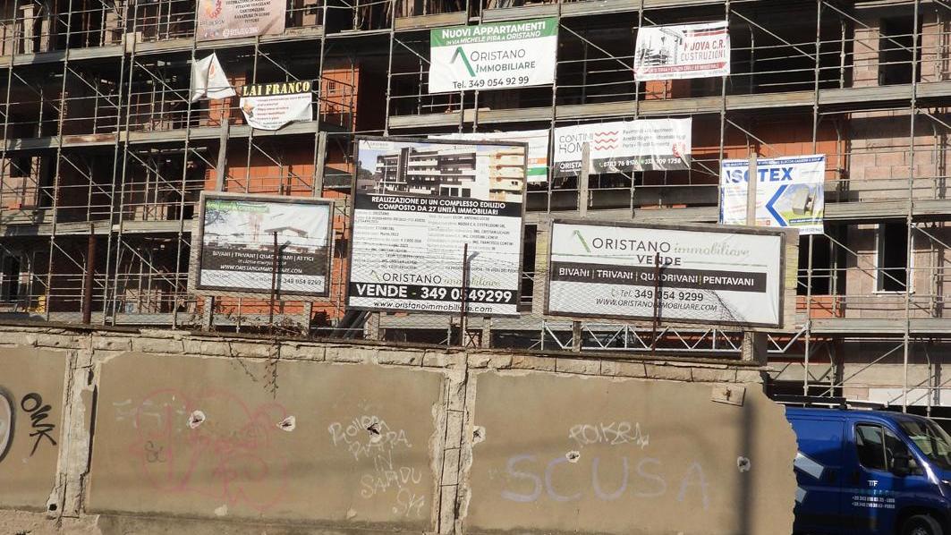 La palazzina in costruzione in via Michele Pira