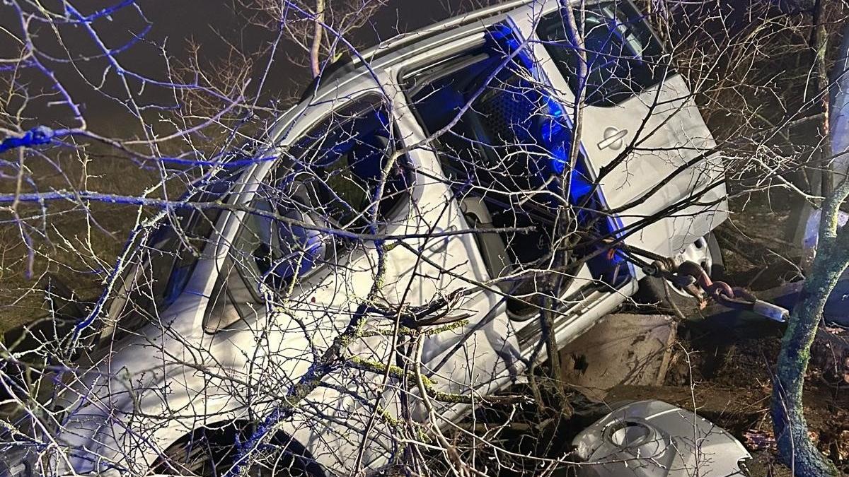 L'auto finita in mezzo ai rovi dopo lo schianto