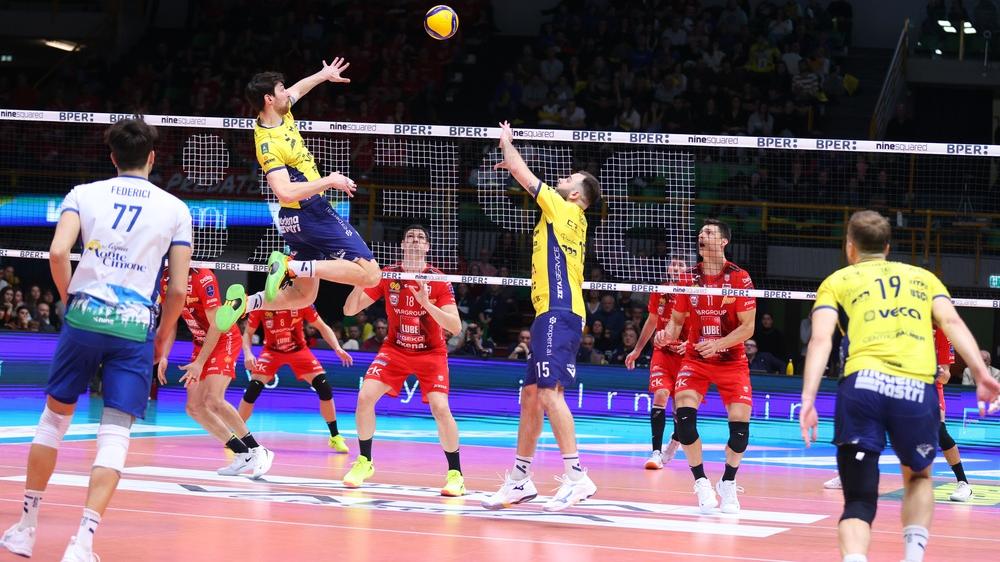 Un attacco di Modena durante il match (Foto Modena Volley)