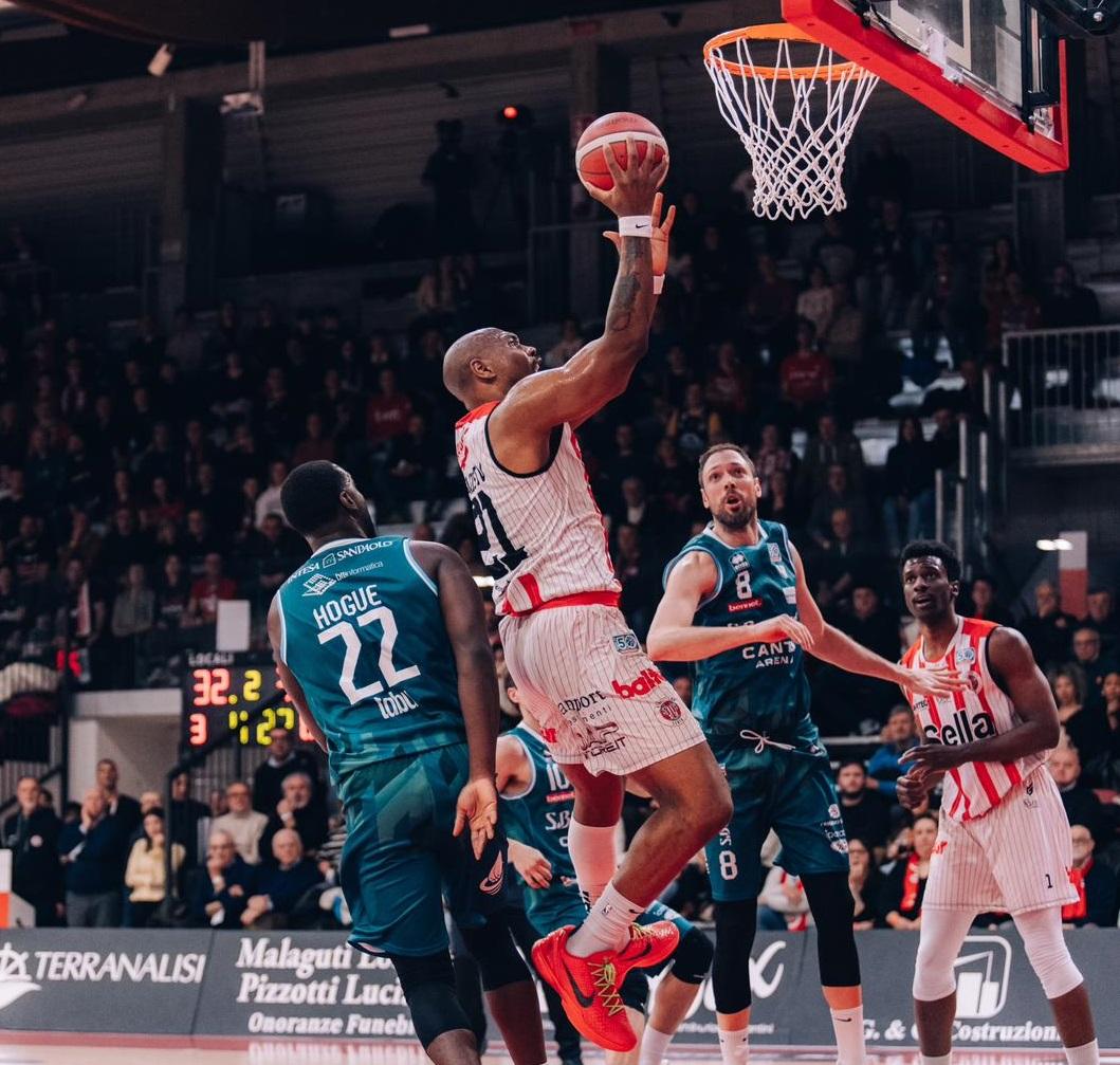 Che gran serata per la Sella Cento, sorprende Cantù e respinge la rimonta