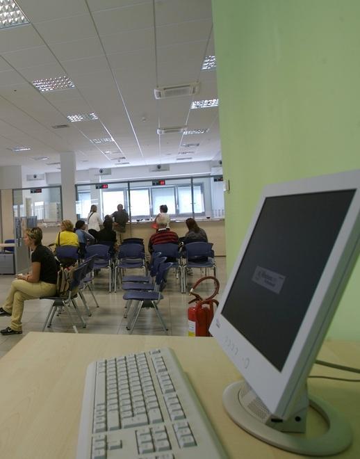 Va In Comune con la benzina e minaccia assistente sociale 