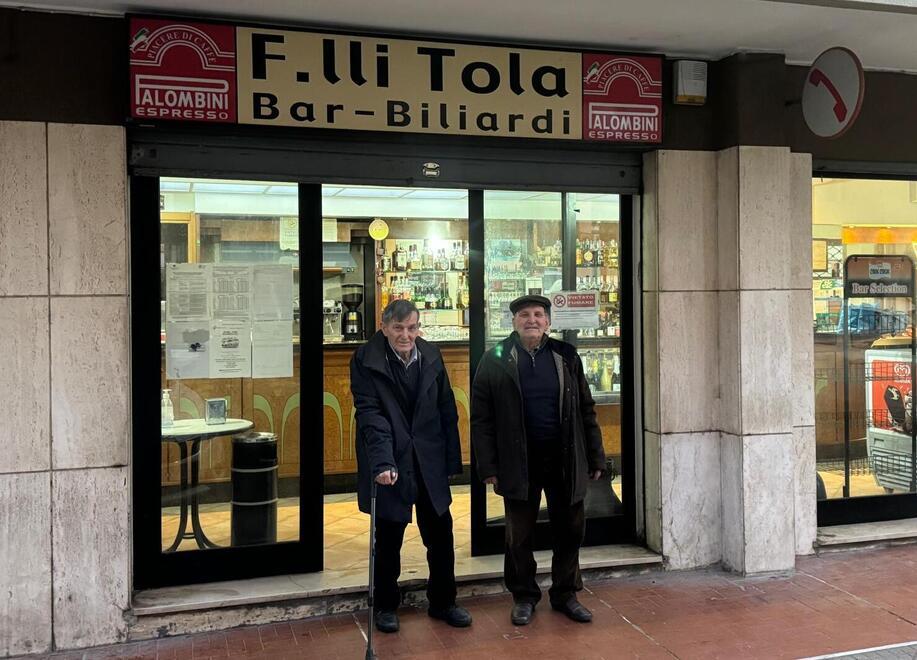 Da 53 anni al bancone, i Fratelli Tola abbassano la serranda
