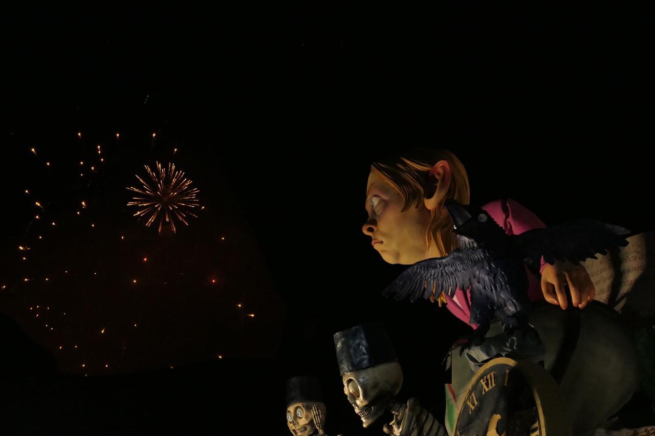 
	Il carro di Avanzini con la maschera di Giorgia Meloni sotto i fuochi d&rsquo;artificio (Foto Roberto Paglianti)

