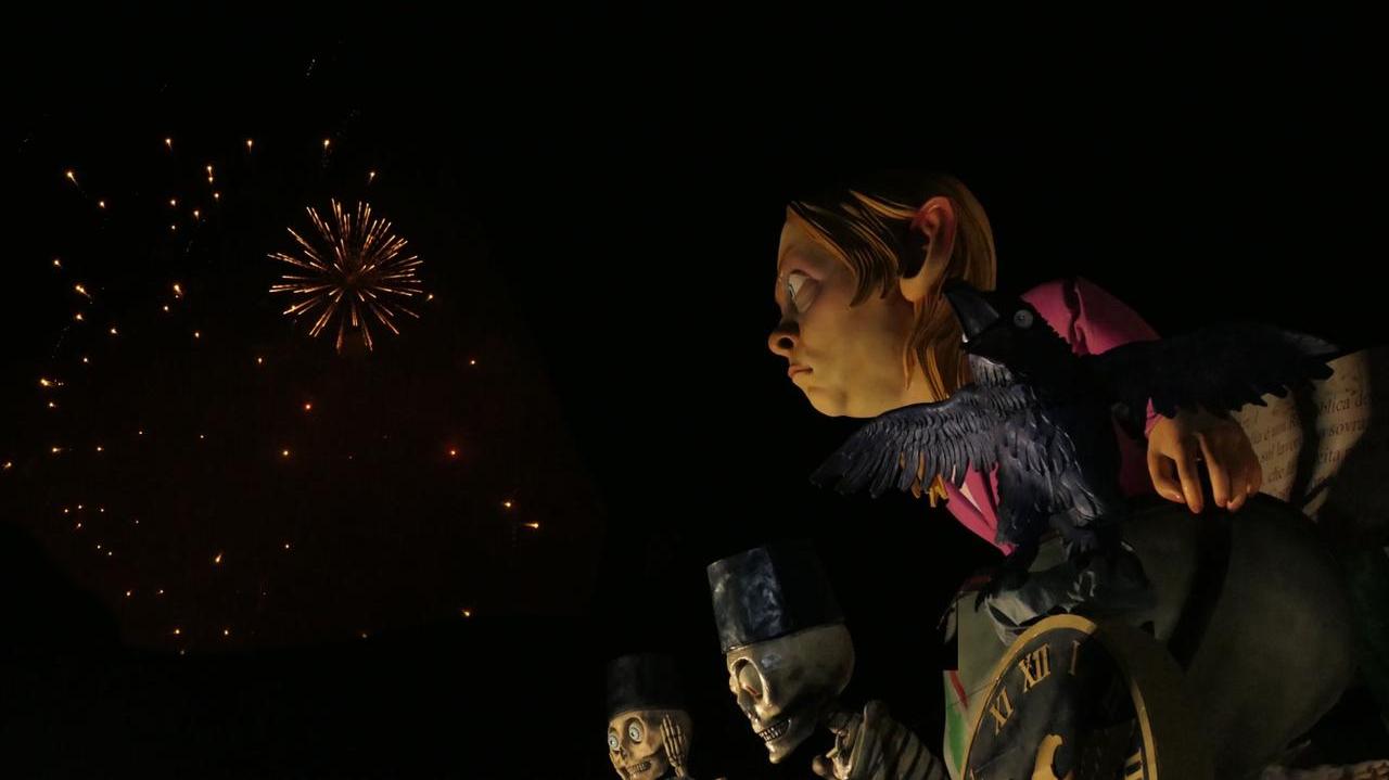 Il carro di Avanzini con la maschera di Giorgia Meloni sotto i fuochi d’artificio (Foto Roberto Paglianti)