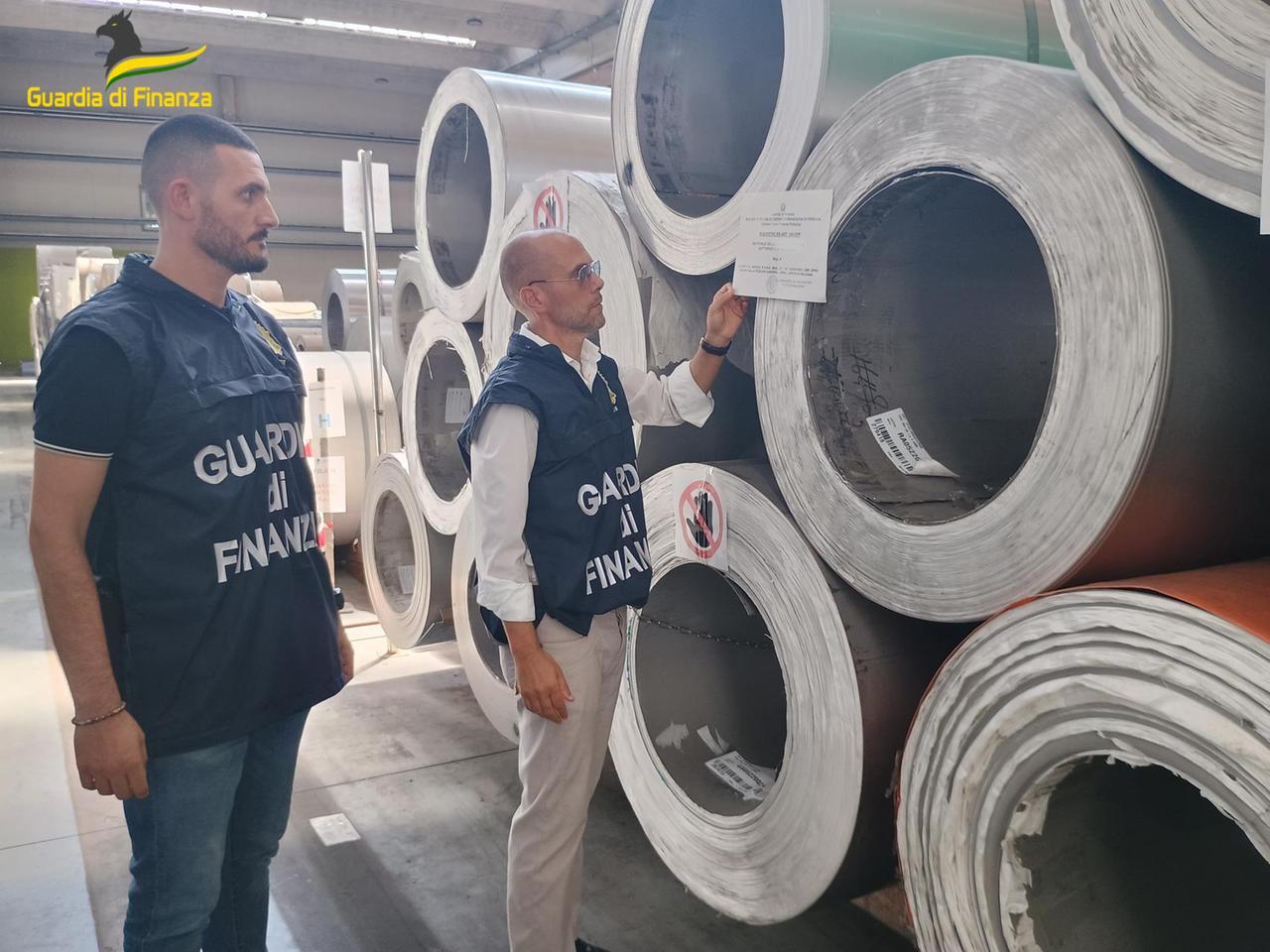 Ferrara, acciaio dalla Cina senza pagare i dazi: sequestrati 950mila euro