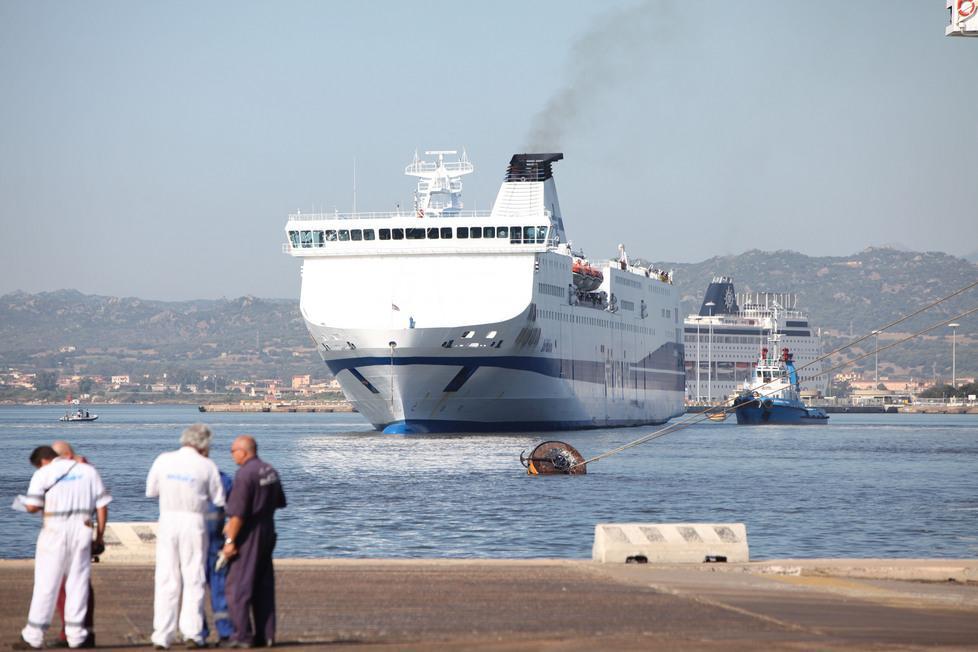 Il traghetto urta la banchina a Genova, bloccata la partenza per Olbia 