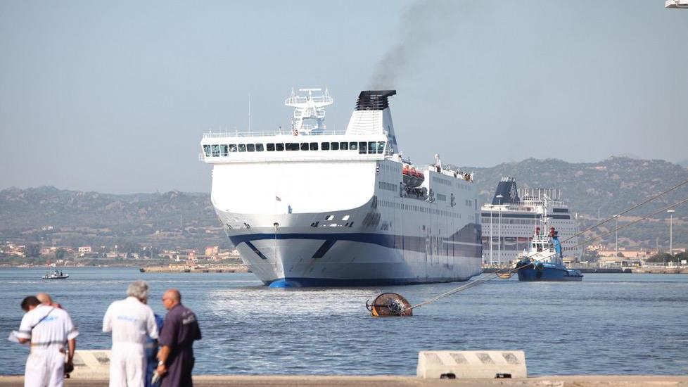 Il traghetto urta la banchina a Genova, bloccata la partenza per Olbia