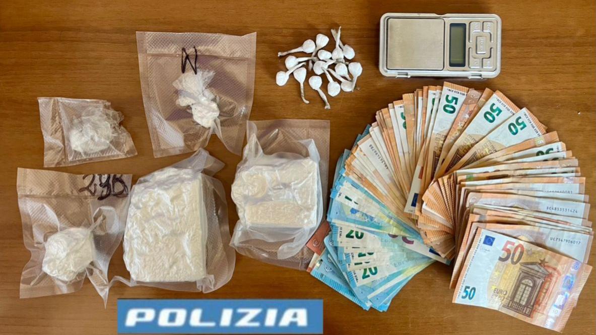 Oltre 400 grammi di cocaina nel beauty case: tre arresti