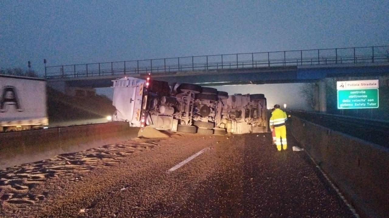 Ferrara, camion si ribalta in autostrada e perde il carico: traffico in tilt