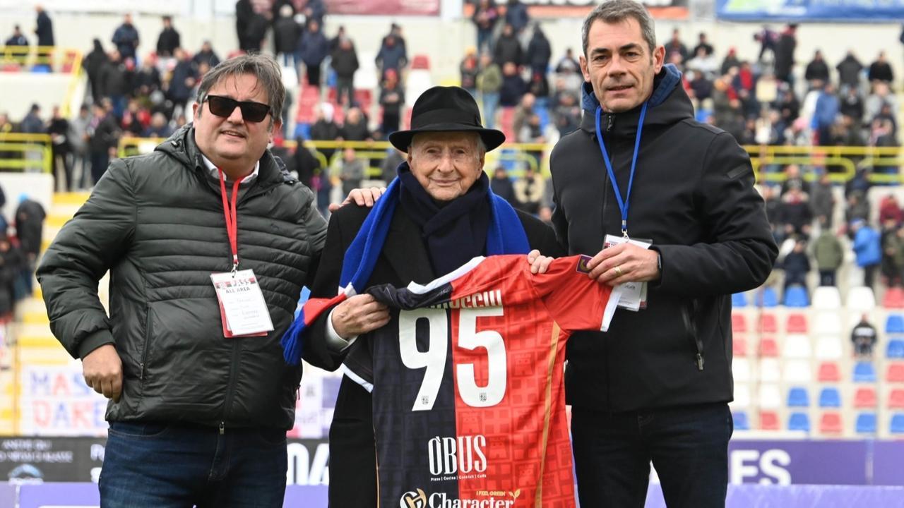 
	La consegna della maglia numero 95 al presidente onorario della Torres Guido Garrucciu <strong>(foto Mauro Chessa)</strong>

