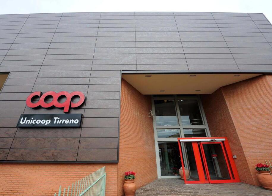 
	L&rsquo;ingresso della sede direzionale di Unicoop Tirreno a Riotorto (foto Barlettani, 2012)

