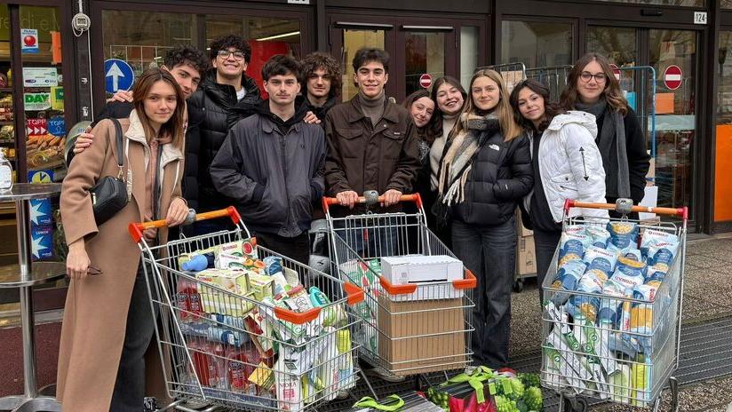 Gli studenti della 5C del liceo Muratori-San Carlo con il direttivo di Volunteers