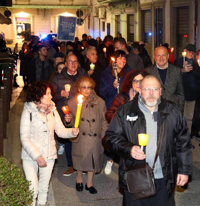 Montecatini, corteo pacifico dei cittadini dopo risse e atti vandalici