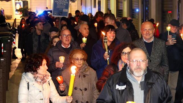Montecatini, corteo pacifico dei cittadini dopo risse e atti vandalici