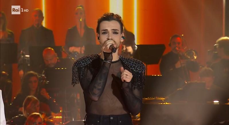 Ora o mai più: Valerio Scanu incanta con “E penso a te” di Battisti – VIDEO