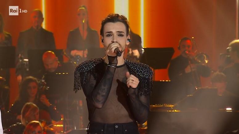 Ora o mai più: Valerio Scanu incanta con “E penso a te” di Battisti – VIDEO