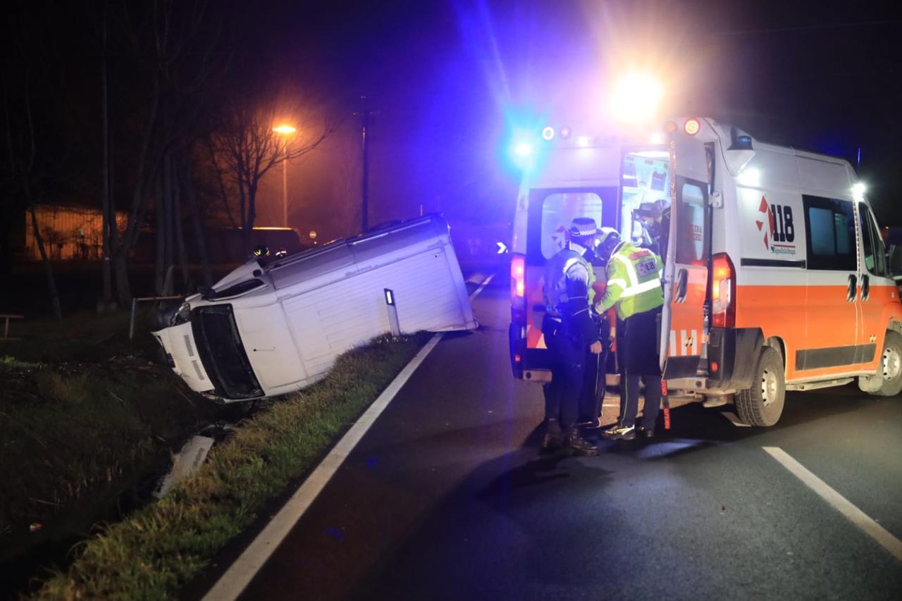 
	Il furgone nel fossato

