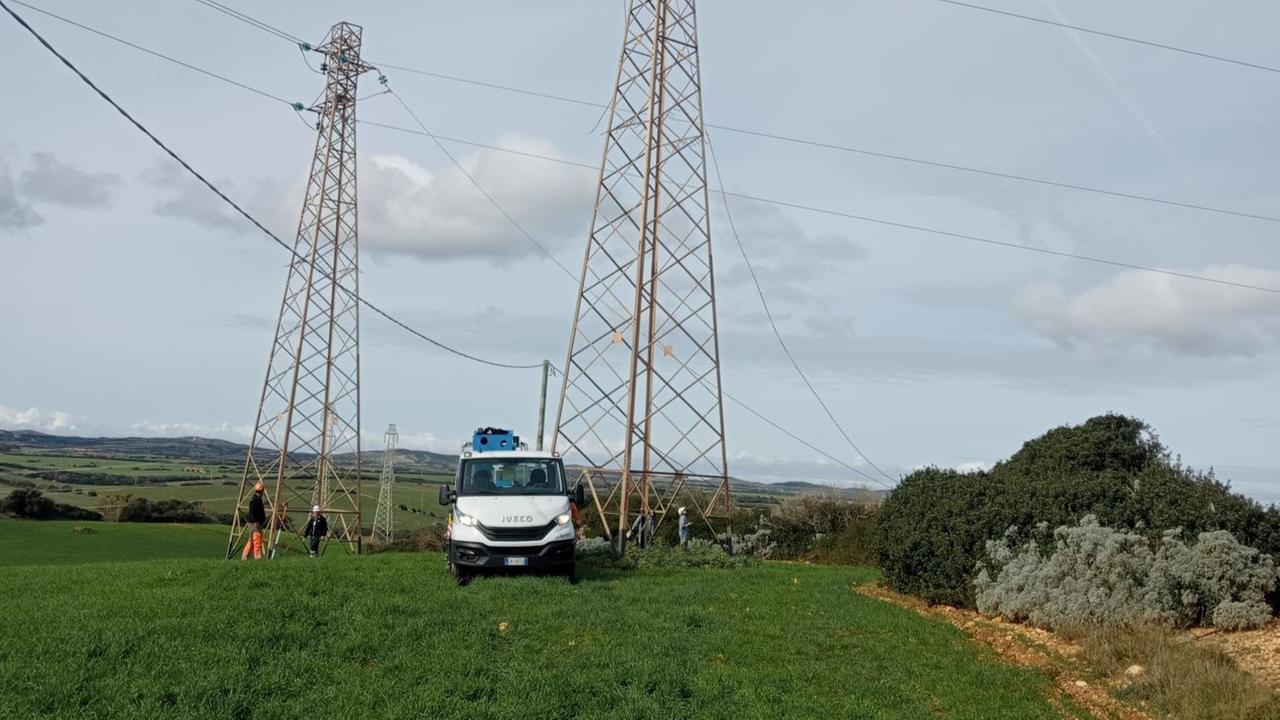Due cavi di media tensione  crollano sulla strada per Stintino: traffico bloccato