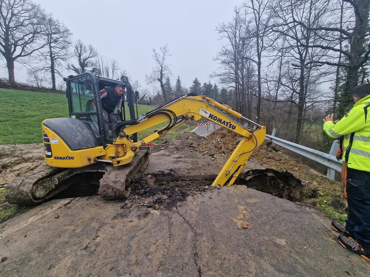 
	I lavori dopo il cedimento della strada

