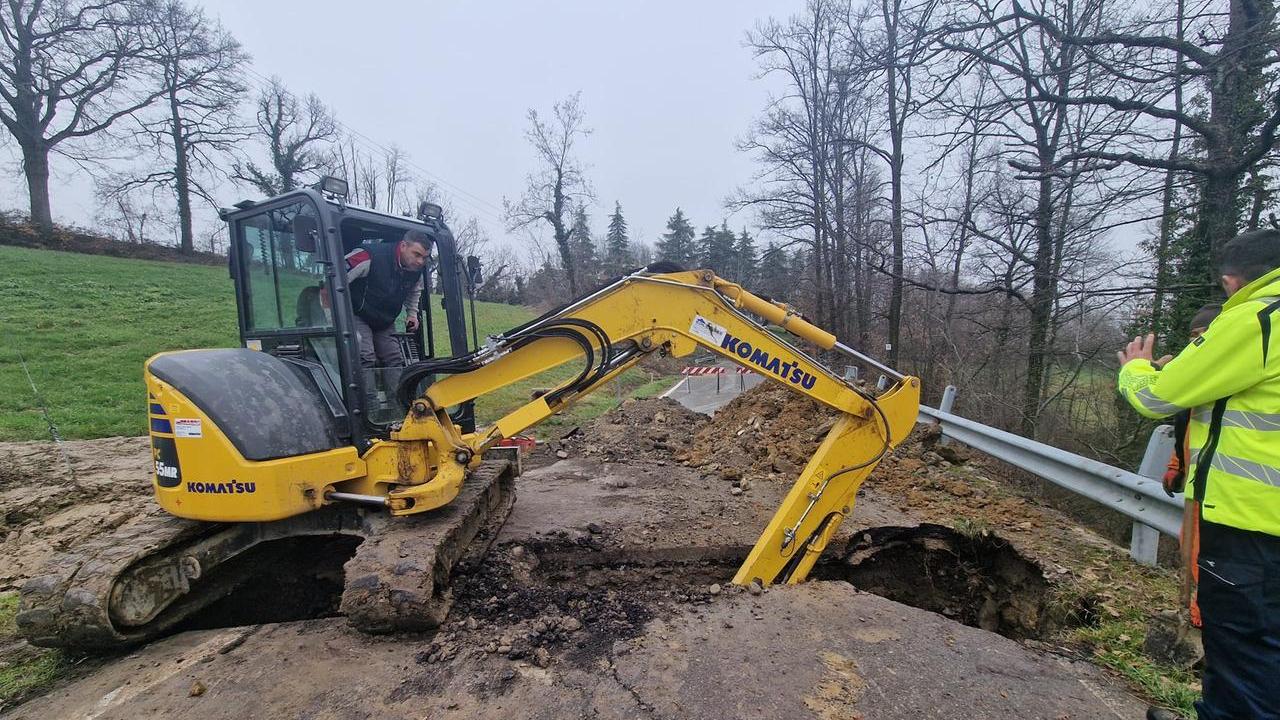 I lavori dopo il cedimento della strada