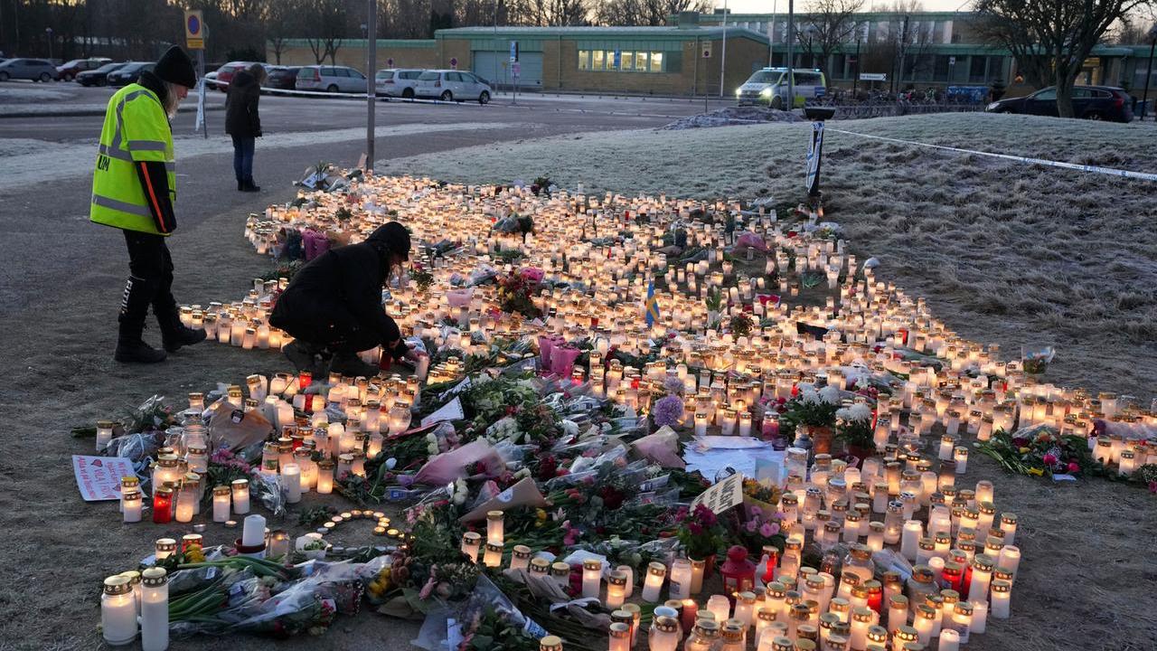Candele accese nel luogo della sparatoria a Örebro