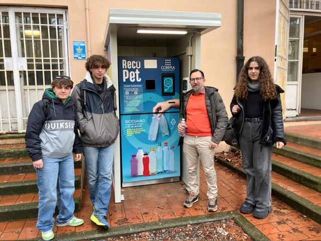 Livorno, il Cecioni la prima scuola d’Italia a installare un ecocompattatore per il riciclo della plastica
