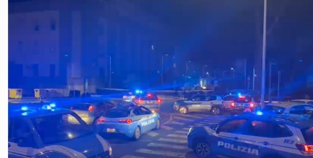 Non si ferma all’alt, minaccia i poliziotti e i familiari lo spalleggiano: 44enne in cella