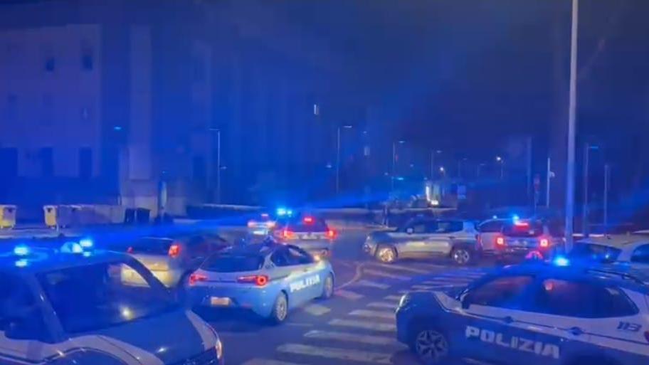 Non si ferma all’alt, minaccia i poliziotti e i familiari lo spalleggiano: 44enne in cella