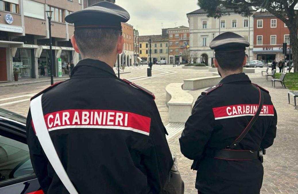 Ubriaco dà in escandescenze a Portomaggiore: calci e pugni all’auto in sosta