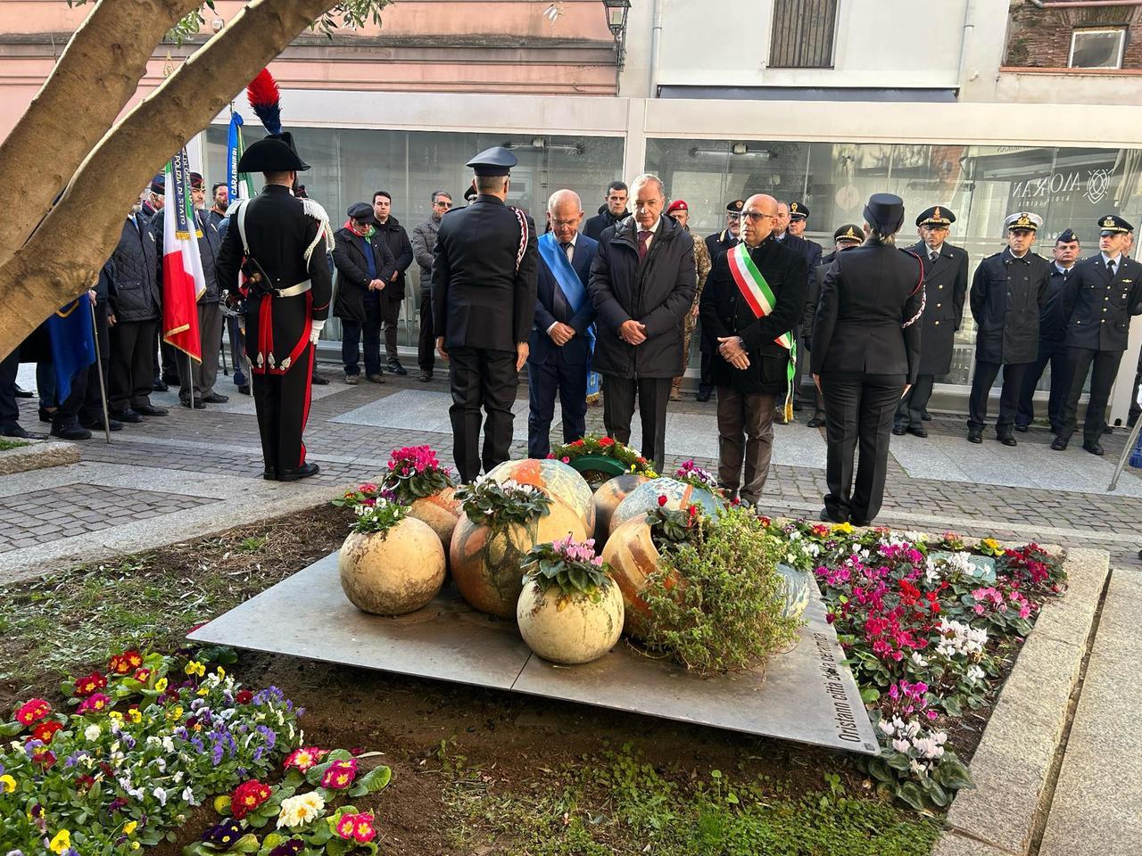 Foibe, una corona di fiori davanti all’ulivo di via Garibaldi