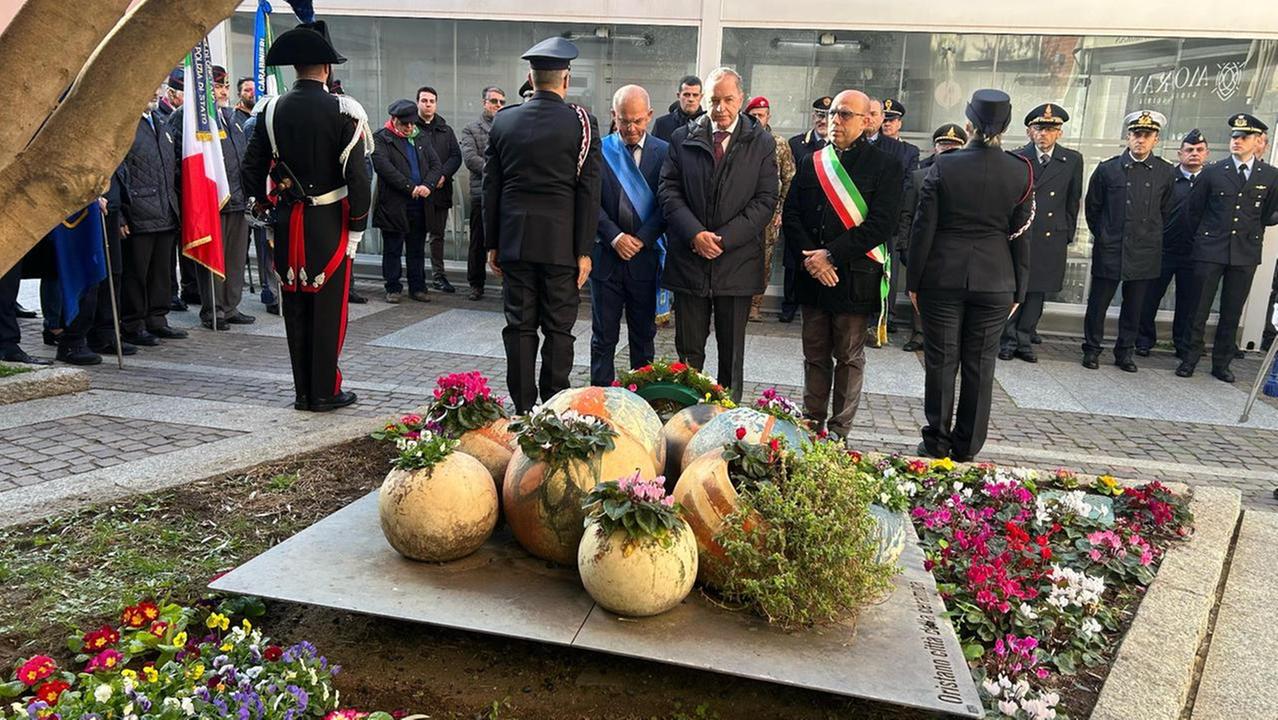 Foibe, una corona di fiori davanti all’ulivo di via Garibaldi