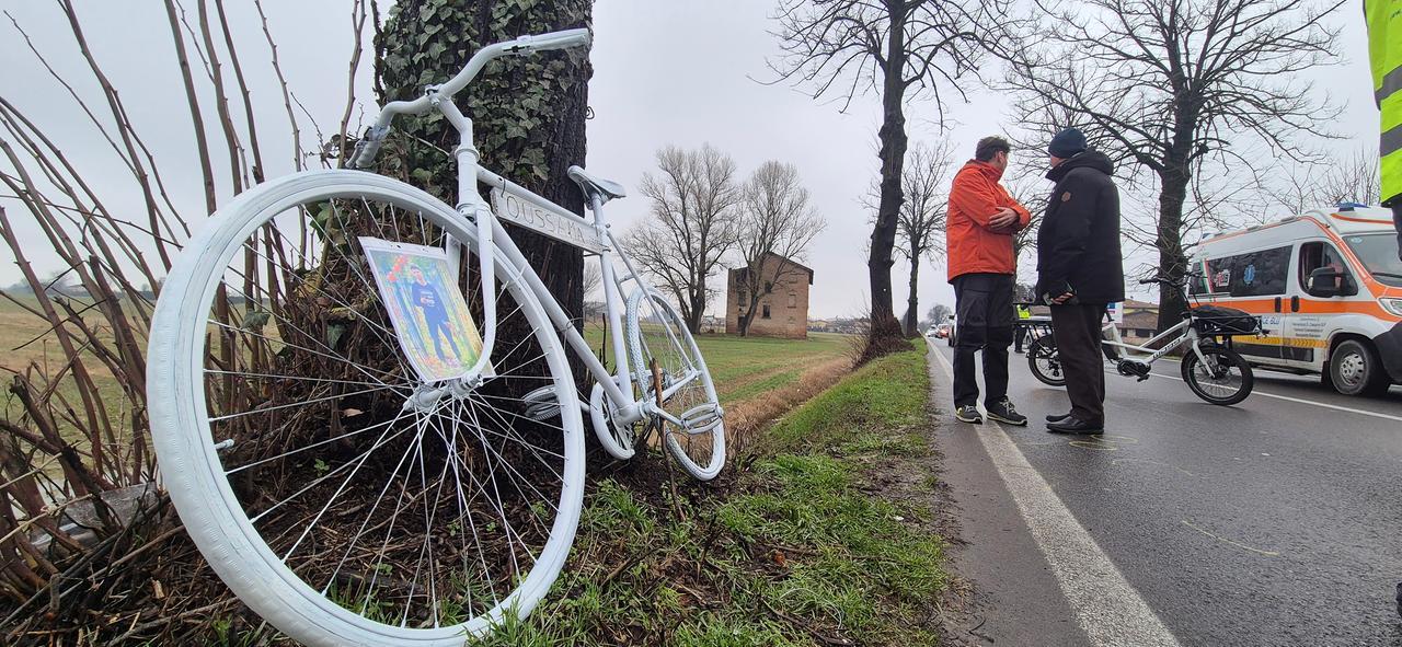
	La "ghost bike" posta nel punto sulla via Emilia in cui &egrave; morto Oussana

